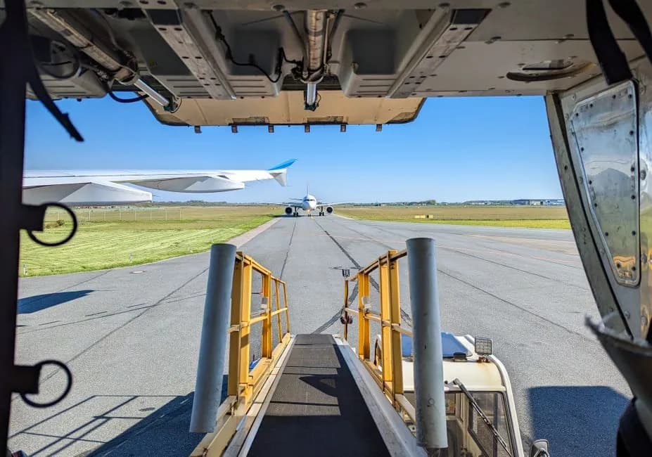 AOG Courier UK — Emergency Aviation Parts Delivery